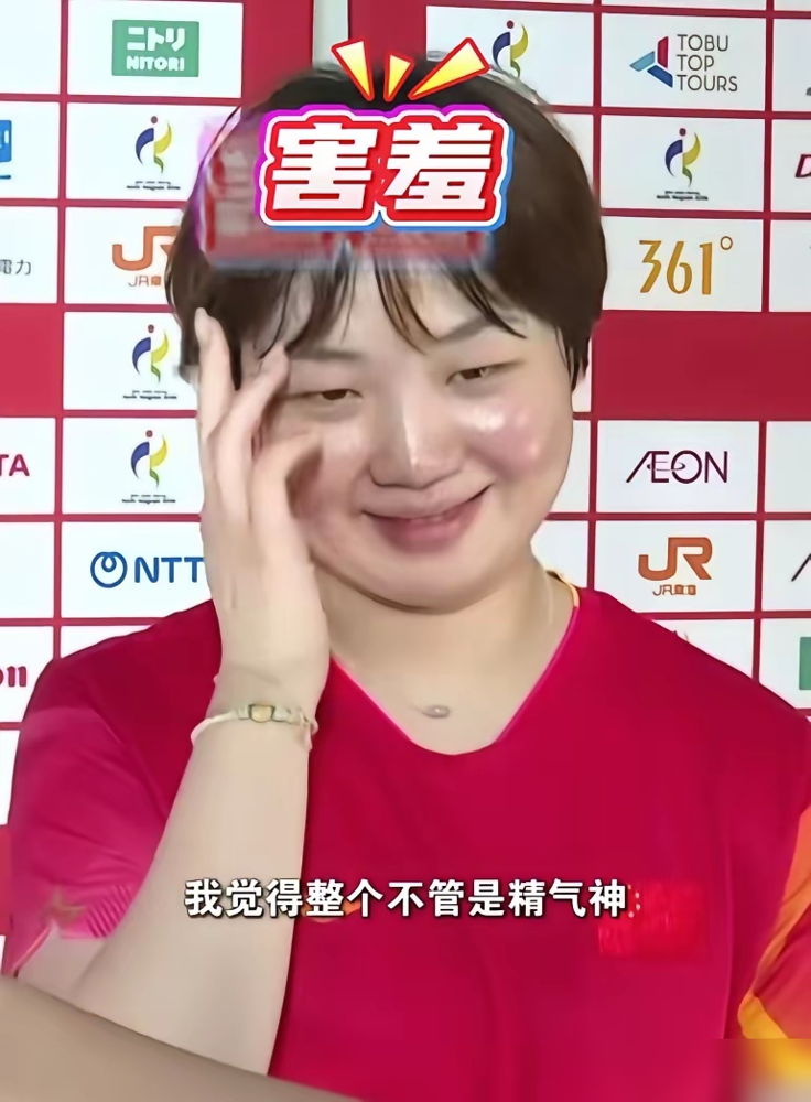 蒯曼丢了女团两分，她爸转头发篇长文说这是中规中矩。
文章里还写了句，冷言冷语如刀光，女儿依旧是国乒未来。问题是，决赛把中国队逼到1比2绝境的，正是她输给日本削球手那一场。孙颖莎独砍两分，王曼昱一锤定音，到她爸这儿，轻飘飘翻篇了。
更绝的是，这位父亲不是头一回。之前说蒯曼能压制孙颖莎扛大旗，直播里