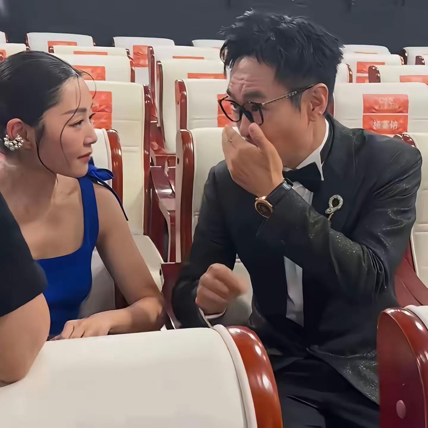 大鹏后台交谈全程捂嘴，贴心避开卫诗雅嘴角伤口，下意识举动太圈粉。