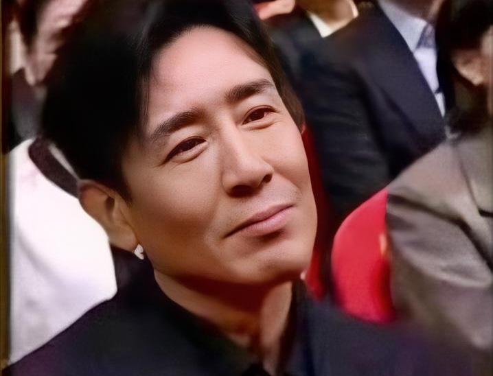 55岁，演了27年戏，前11年全在跑龙套，就差一座飞天奖，你说于和伟心里能没疙瘩吗？
说起来挺有意思，好多人认识他，就是因为那句“接着奏乐！接着舞！”39岁演新版《三国》的刘备，一段跳舞的戏被网友剪成鬼畜视频，弹幕齐刷刷刷“皇叔威武”，这才算真正被全国观众记住了脸。搁之前，他在剧组就是那个“哎，那个