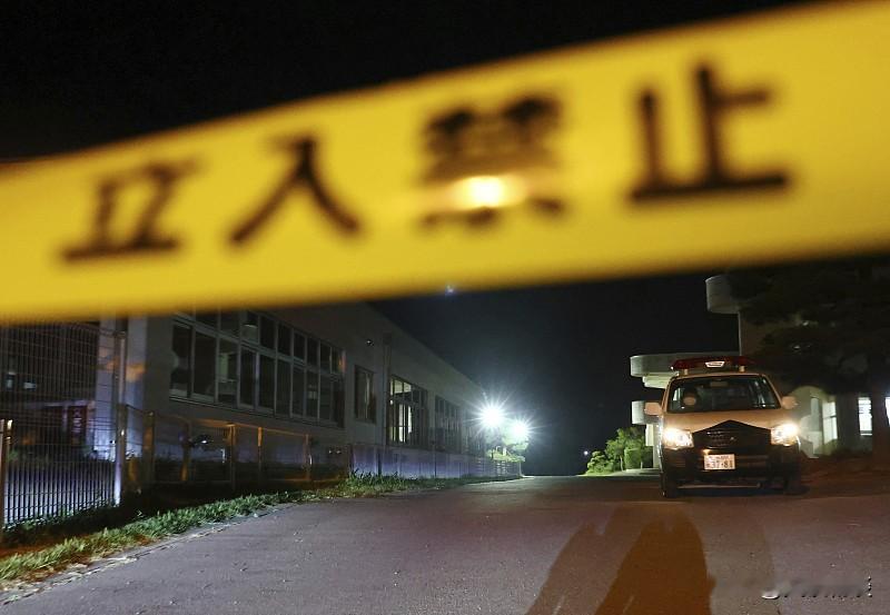 这次驻日美军士兵涉嫌在冲绳抢劫杀害当地女性的恶性案件，根本不是孤立的刑事案件。
它直接戳破美日之间维持了几十年的遮羞布：基于旧协议的美军特权让日方司法管辖权处处受限，日本高层嘴上抗议喊得凶，却动不了驻军的根本特权，只会把冲绳民众积压多年的反美反基地怒火推