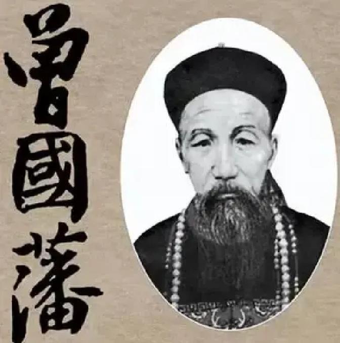 洪秀全生前有个特殊的癖好，1864 年，曾国藩攻破城池找到他的遗体，眼前的一幕让他胃里翻涌，险些当场吐出来，曾国藩到底在洪秀全的身上，看到了怎样惊悚的一幕？
 
曾国藩用袖子掩住口鼻，又往前凑了半步。尸臭刺得他眼睛发酸。他盯着那张脸看了几秒，转头对熊登武说：“记下来。”
 
熊登武赶紧掏本子。