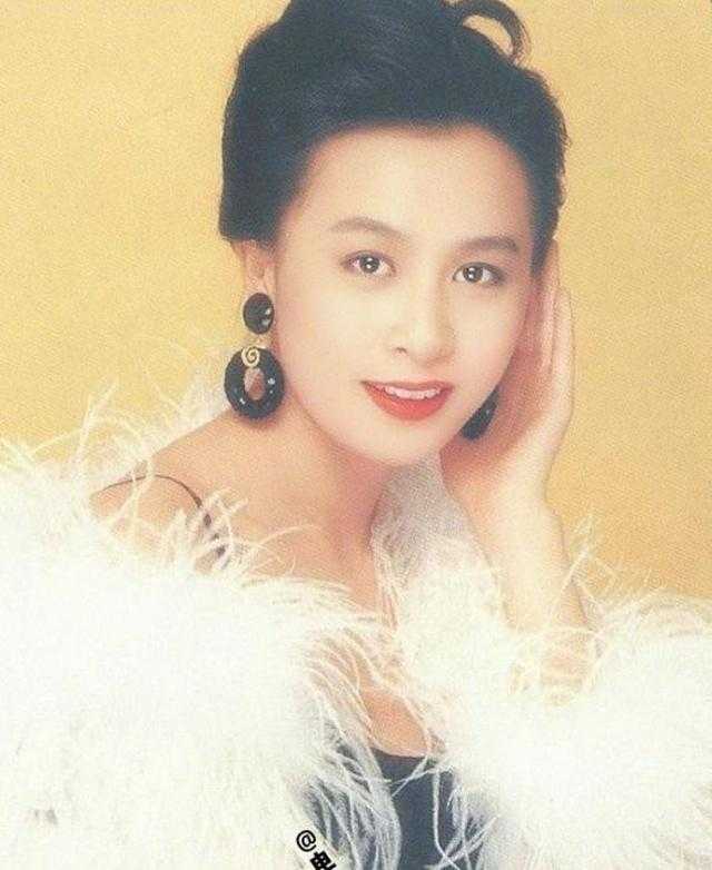 全港轰动！刘嘉玲不雅照风波回溯：被绑3小时黑暗内幕，那晚她到底经历了什么
 
港圈最震撼人心的涅槃故事，一定少不了刘嘉玲。2002年，《东周刊》一纸不雅照封面引爆全港，将一桩尘封12年的绑架丑闻再度推至公众视野。25岁深夜被掳、囚禁羞辱、被逼拍下私密照片，这段无人知晓的黑暗三小时，成为刘嘉玲一生的心