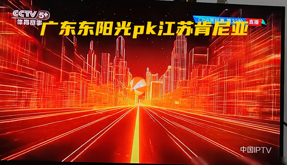 600万年薪的胡明轩，突破时总下意识收着力气。 广东队赢了球，镜头给...