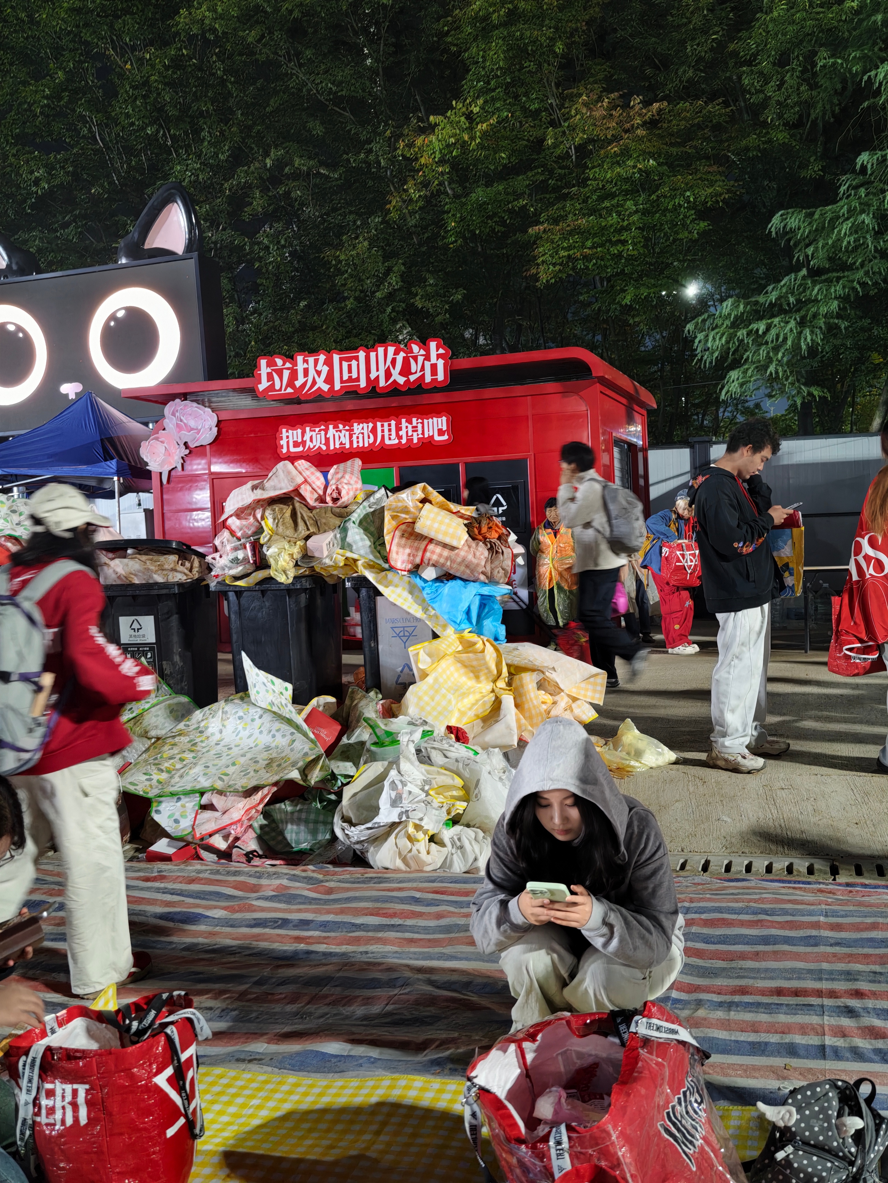 #火星27号接头点[超话]# 失物招领，10月6日，外场区，在靠近b区入口的垃圾回收站附近垫着黄色地垫，晚上有一个男火，穿着白色上衣，头发中长微卷，他晚上将他的编织袋放到我的地垫上了，我妹妹不知道，一不小心将她的大疆pocket 3放到他的编织袋里了，图一我们的地垫位置，图二男火照片，麻烦看到回复 ​