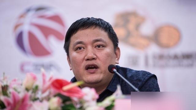 广厦主帅王博在出征仪式上直接放话，新赛季目标就俩字：夺冠。可转头一看名单，赵岩昊走了，赵嘉仁也走了，“三少”正式散伙。
留下的大腿胡金秋、孙铭徽、朱俊龙，一个比一个脆。孙铭徽脚踝才恢复八九成，朱俊龙大腿拉伤，揭幕战直接报销。
轮换深度肉眼可见地掉了一档，外援也就塔克算熟面孔。就这配置，还敢把话撂