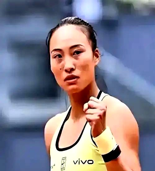 美网主办方这回肠子怕是都悔青了
 

首盘0比5落后，硬是绝地翻盘掀翻了斯瓦泰克，郑钦文这次算是把残酷的商业潜规则撕碎了给人看
 

原本伤愈复出正需要个正赛名额
 

可人家主办方非得把外卡塞给久疏战阵的大小威去卖情怀，压根没管这个还在当打之年的中国姑娘
 

别人满血进场，她却得硬生生从资格赛一