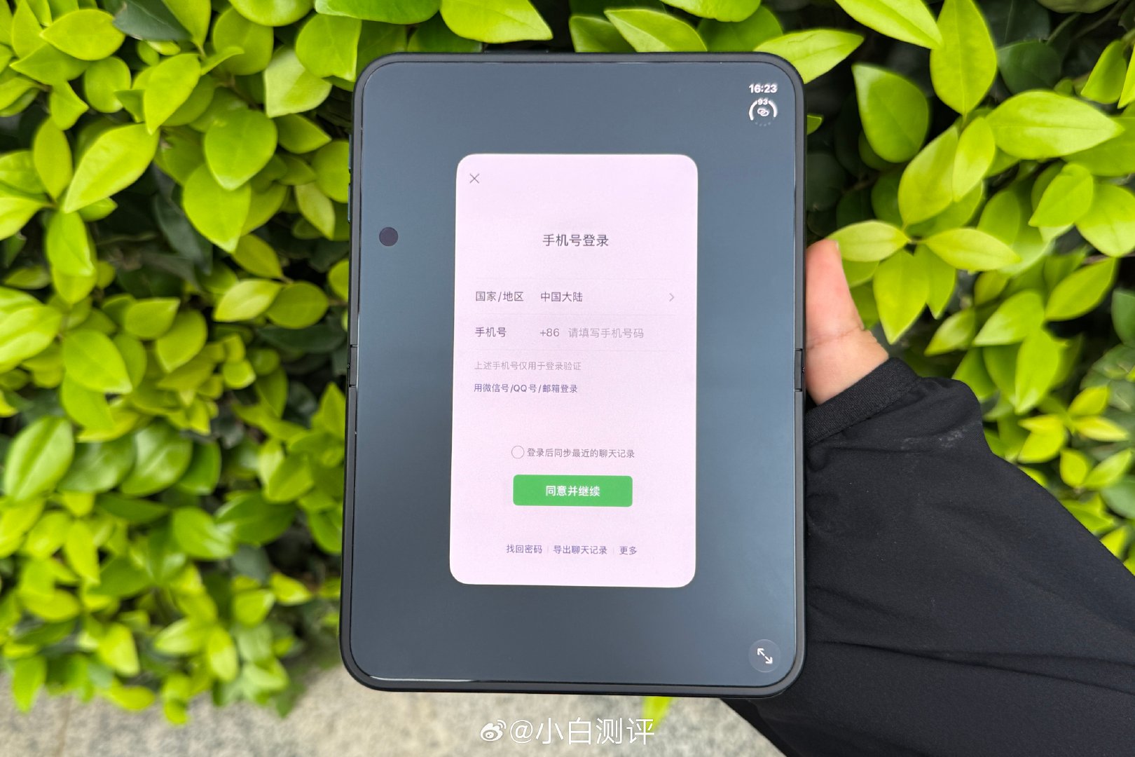 #iPhoneDuo微信不适配# iPhone Duo微信不如其他折叠屏那样有平板模式，整个App目前没怎么适配，基础的分屏显示没有，视频号看横屏内容点完按钮后全屏背景也没有适应[微风]

图1图3图6为内屏横向展开
图4 图5 为内屏竖向
图2为外屏 ​
