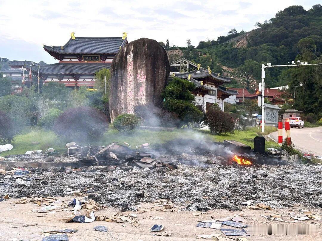 福鼎茶商集中焚烧泡水受灾白茶

受台风带来的极端强降雨影响，福建福鼎点头镇遭遇严重内涝，大量白茶被洪水浸泡受损。

焚茶是最硬核的品质承诺
当地百分之八十以上茶企不同程度受灾，不少从业者单笔损失达数十万甚至数百万元。但所有茶商达成共识：泡过水的茶叶有不可逆的污染损伤，绝不能流入消费市场。

烈火照见