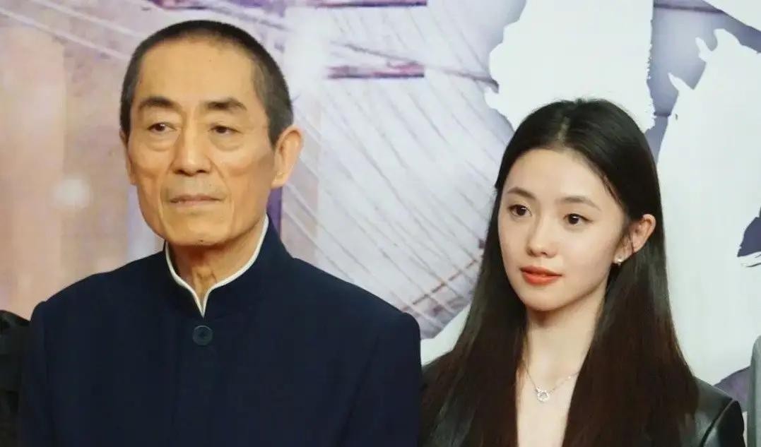 娱乐圈向来是个不讲理的地方，实力和长相有时候真拼不过一门玄学

看看韩沛颖如今的处境，多少让人觉得有点生不逢时。这姑娘骨相和皮相极佳，要是把她放在神仙打架的八九十年代香港影坛，凭那种明艳大气的五官，绝对是妥妥的港风大女主苗子

可现实就是这么骨感。她自己心里显然也憋着一团火，满脸写着不甘心，大概是觉