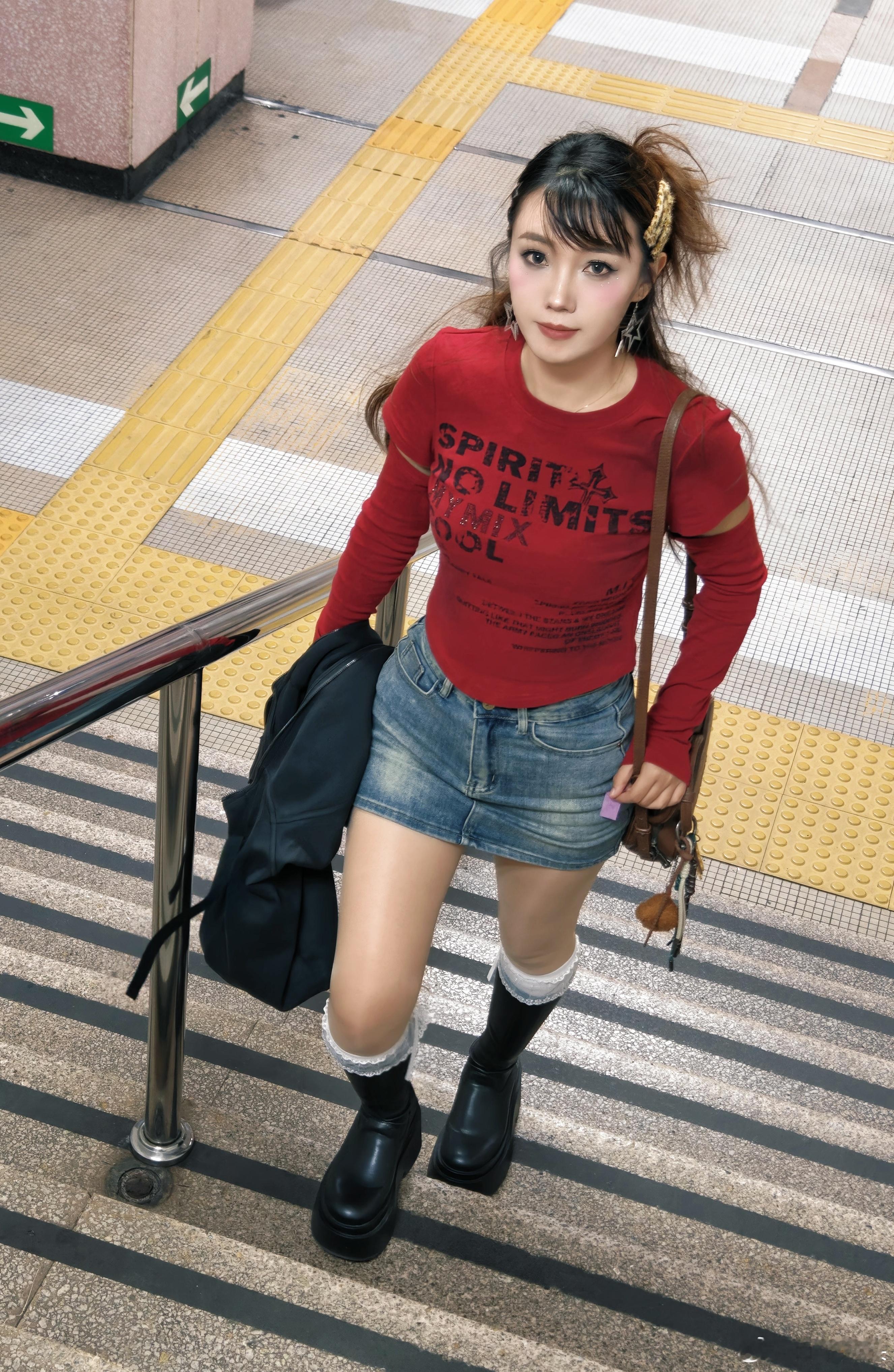 15年前，第一次听徐良的歌，自此你的歌陪伴了我整个中学生活，我也可以在你的演唱会上说“良哥，我是听你的歌长大的！”
我还记得12年的冬天，下了好几场大雪，雪大到学校放假了，我和那几个老闺蜜们就在小区里滚雪球，堆雪人，那雪球滚得我们俩人都推不动，那时候居然也不觉得冷[揣手]
那时候博览群书 ​