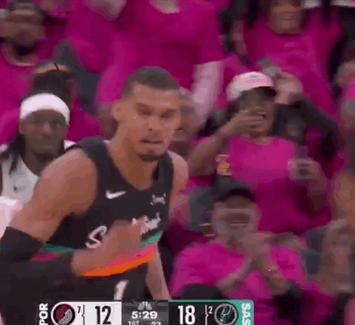 你发现没，这两年看文班亚马的比赛，已经不是看一个新人有多“有天赋”，而...