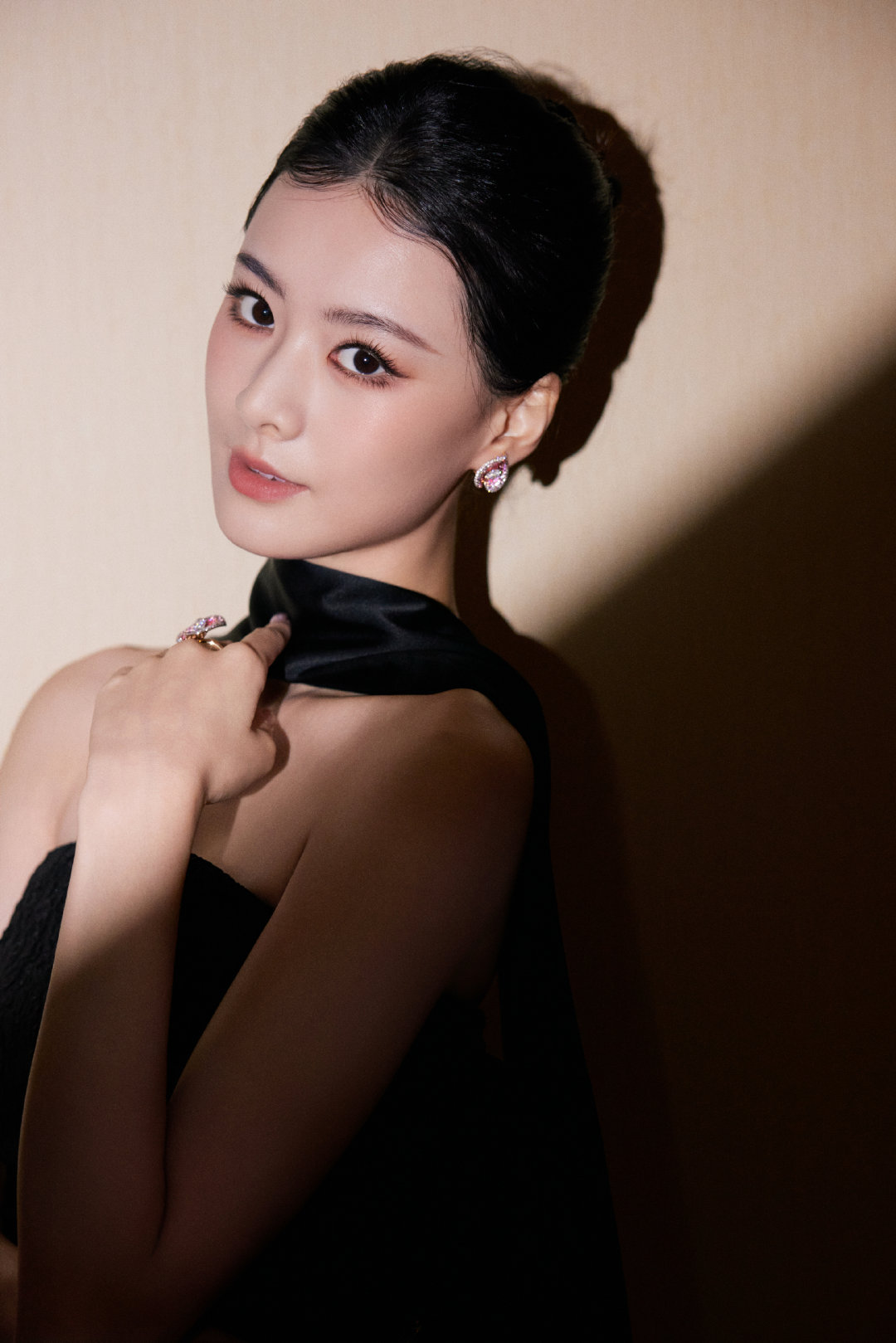 继续前行
感恩一路的陪伴[心]
#金鹰奖颁奖典礼直播##第33届金鹰奖##金鹰节颁奖晚会# ​