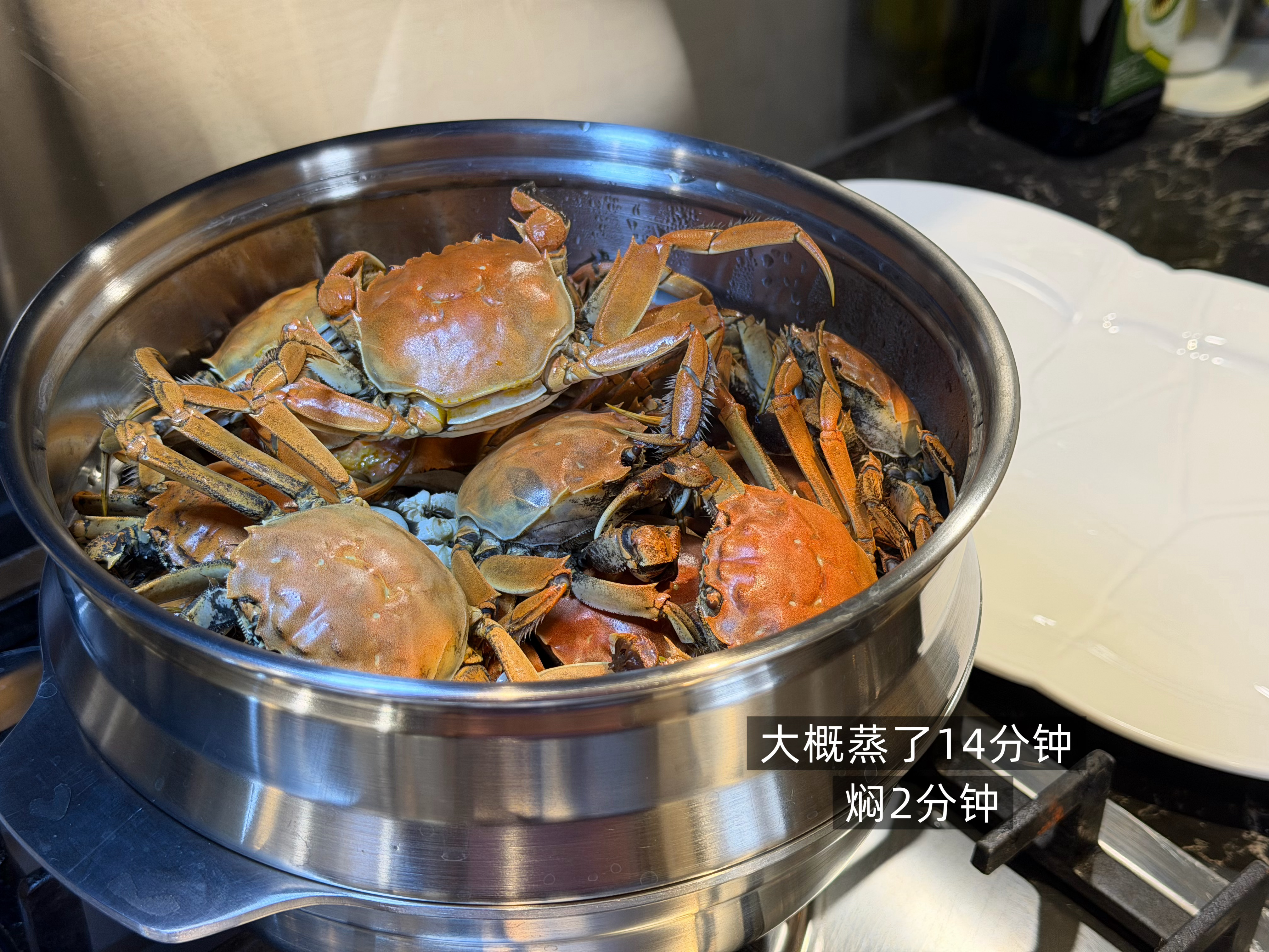 🦀又到了推荐家乡美食的时候啦！
盘锦最有名的特产之一 盘锦河蟹
因为河蟹养在稻田里 也叫稻田蟹
现在正是吃盘锦河蟹的时候！
昨天收到第一波河蟹
现在还是小小的，但是黄多多的
2斤河蟹我们一顿就吃掉了哈哈！！

商家喜欢卖大闸蟹
却少有人会看上盘锦河蟹
因为…它的卖相实在是有点不够好看
个头小 ​