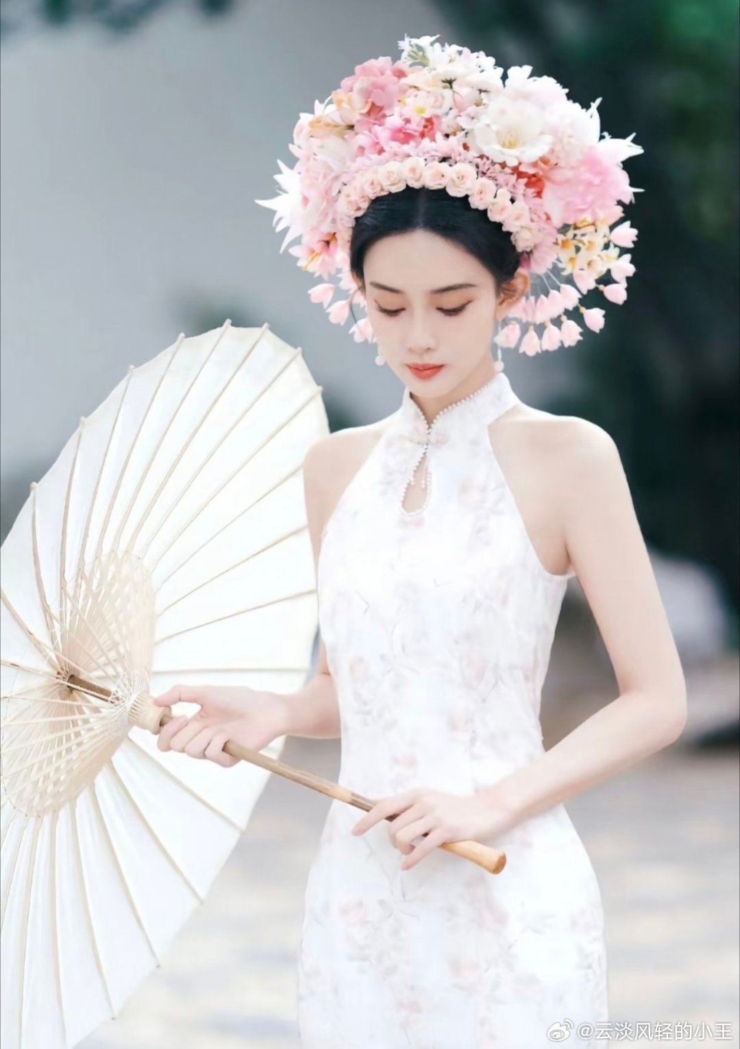#孟子义像真人版仕女簪花图#孟子义簪花造型！真的美到心巴上了。粉色软乎乎的襦裙，搭配满头鲜活的簪花，温柔又灵动，完全就是从画里走出来的大家闺秀！“今世簪花，来世漂亮”，但我想说，她今世就已经漂亮到犯规了！每一帧都美到让人反复心动，姐姐的颜值真的永远在线[爱慕]！ ​