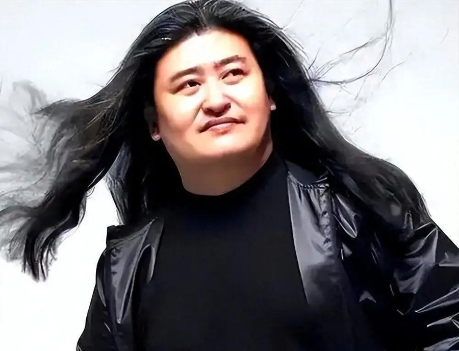 63岁刘欢中秋在上海病逝，妻子忍痛说出17年真相：2004年一次髋部扭伤没去检查，拖成股骨头坏死，换了陶瓷关节又放心脏支架，临终遗愿丧事从简
2026年1月1日凌晨，上海金山城市沙滩，零下3摄氏度。刘欢作为B站跨年晚会压轴嘉宾登台，冻得发抖、缩着脖子，开口前轻声说了句“风好大”。那晚超万名观众和他一