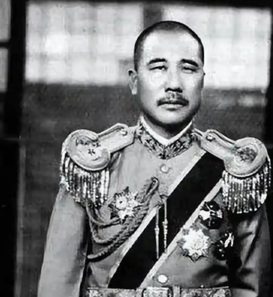 炸开慈禧陵墓后，孙殿英为啥先扒她裤子？这不是坏，是饿疯了！
 
这事儿得从头说。 1928年的中国，用四个字形容就是“烂透了”。蒋介石虽然北伐成功，实际上全国还是一盘散沙，各路大小军阀你抢我夺，老百姓别说吃饱饭了，能活着就不错。孙殿英这号人物，搁现在就是个典型的“社会人”，早年在河南混江湖，地痞流氓