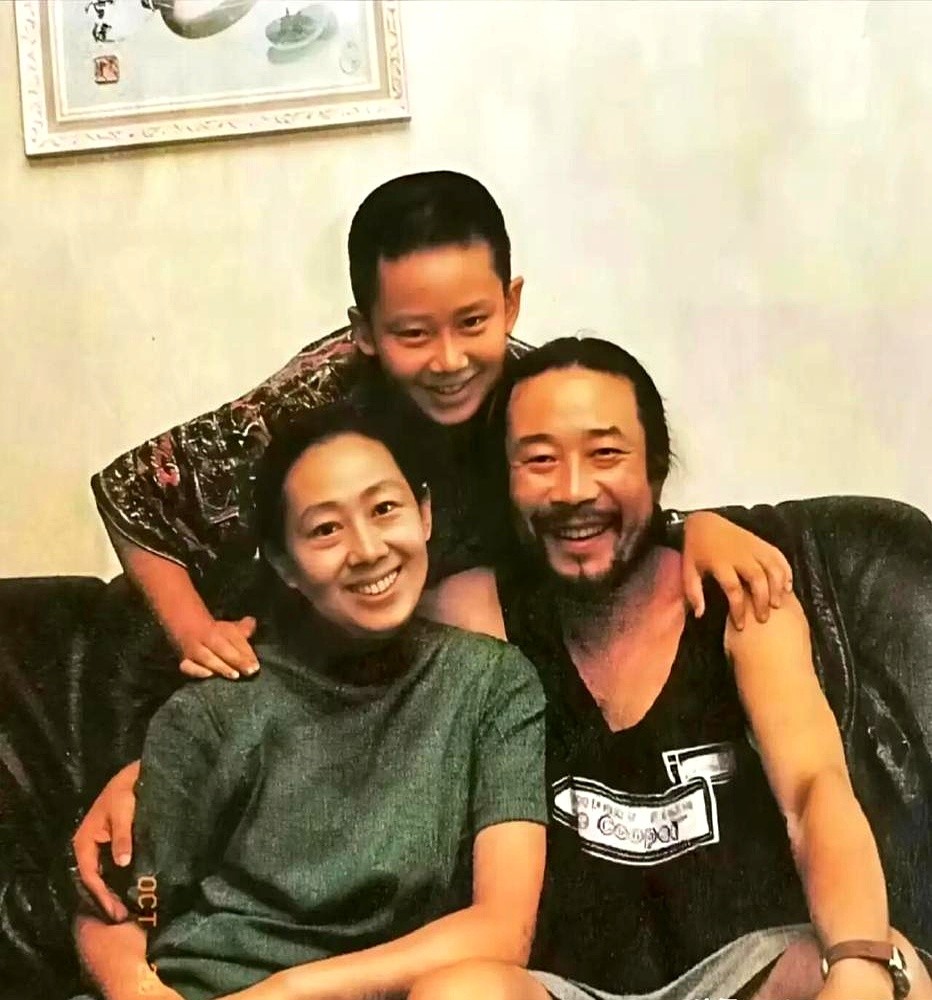 上午送去医院放疗，下午又把他送回片场。妻子于海丹就这么一天天地陪着，愣是把李雪健从鬼门关拉了回来。

当年，她也是空政的台柱子，为了丈夫，说不演就不演了，回家操持一切。李雪健在外面拼，她在家里守着。

后来儿子想当导演，李雪健跟他说：“路是你自己的，我帮不了你。”儿子李亘也没含糊，自己考上北电，拍出