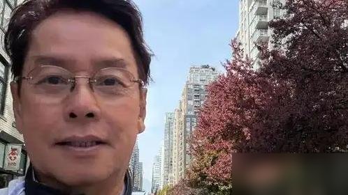 刚拿完1000个积分，郑钦文反手就把武网退了。
10月11日中网决赛，她直落两盘干掉安德烈耶娃，115万美金到手，排名蹿到第23位。赛后她说得硬气：最好的还在未来。
结果第二天，WTA官宣：右肩旧伤复发，退出武汉公开赛。原因不复杂，美网、比利·简·金杯、中网连轴转，发球都疼得练不了，好几场硬生生