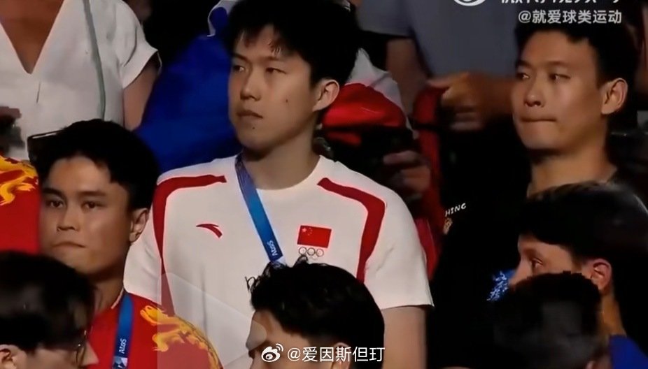 刘丁硕确实没有笑，在樊振东苦战获胜后。 ​