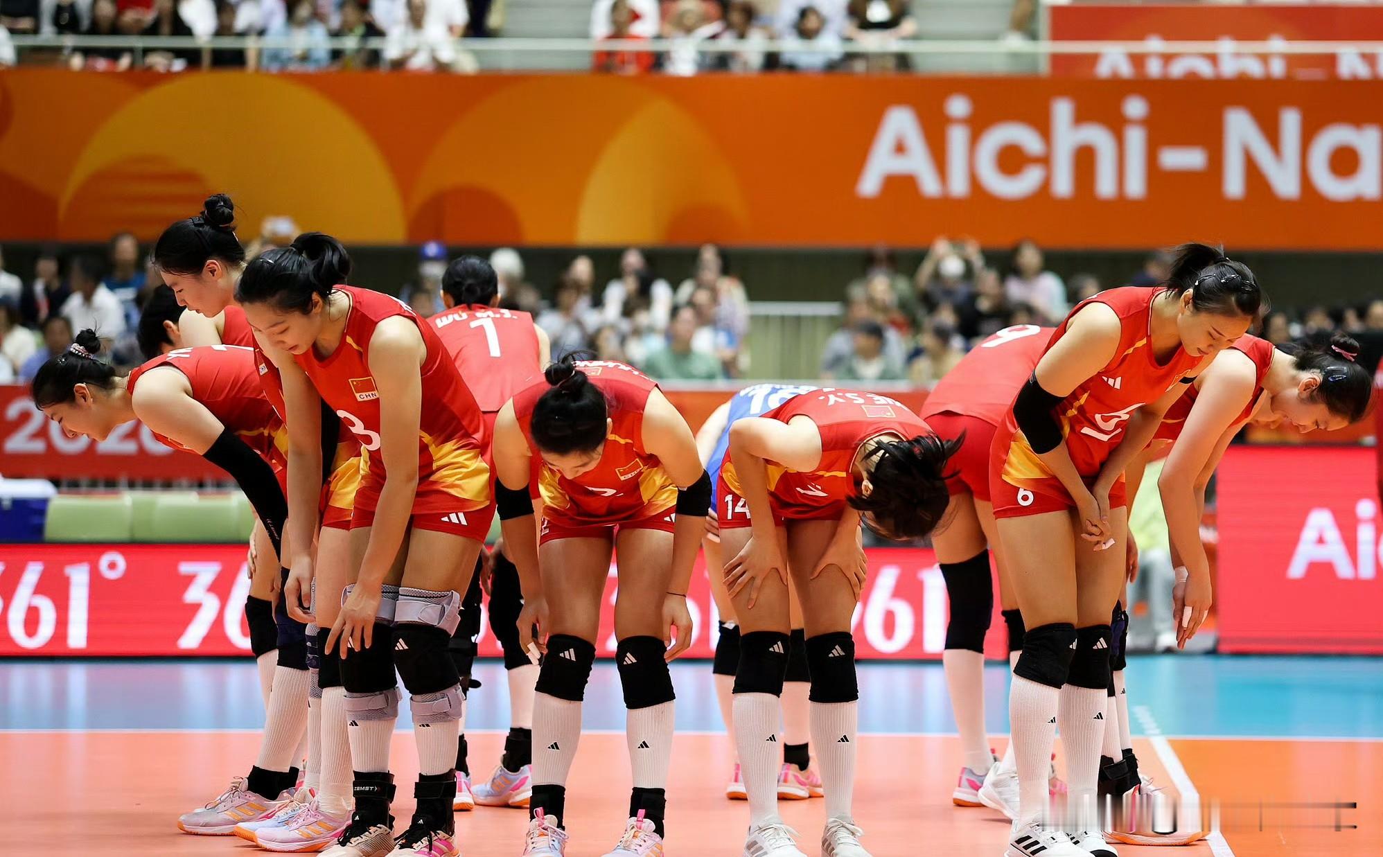 【亚运会女排赛事预告】
1️⃣金牌争夺战（9月22日）
18:20    日本🇯🇵🆚中国🇨🇳
2⃣铜牌争夺战（9月22日）
15:00    韩国🇰🇷🆚泰国🇹🇭

中日女排最近一次交手是去年世联赛香港站的比赛，中国女排3-1战胜了日本女排，本赛季双方还未交过手。日本女排也是以小快灵著称，细腻的小球串