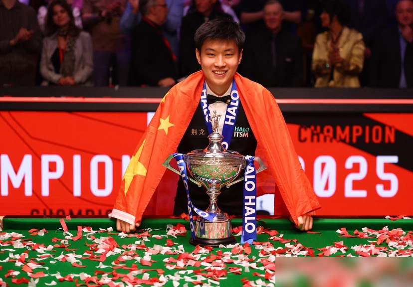 赵心童把对手打崩了！三局零封还轰出139分清台！
2026斯诺克英国公开赛32进16，赵心童4-0横扫霍尔特，整场不到50分钟就结束。
对手四局总共只拿21分，三局直接被零封，几乎没获得出杆机会。赵心童全场轰出三杆破百，第四局冲147只差最后一颗红球走位失误，差一步满分。
现在中国军团其他选手