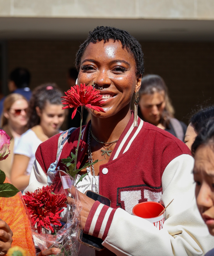 图二中蓝色牛仔紧腿裤和性感大腿瑜伽裤的美女们如同这校园内色彩斑斓的花。
