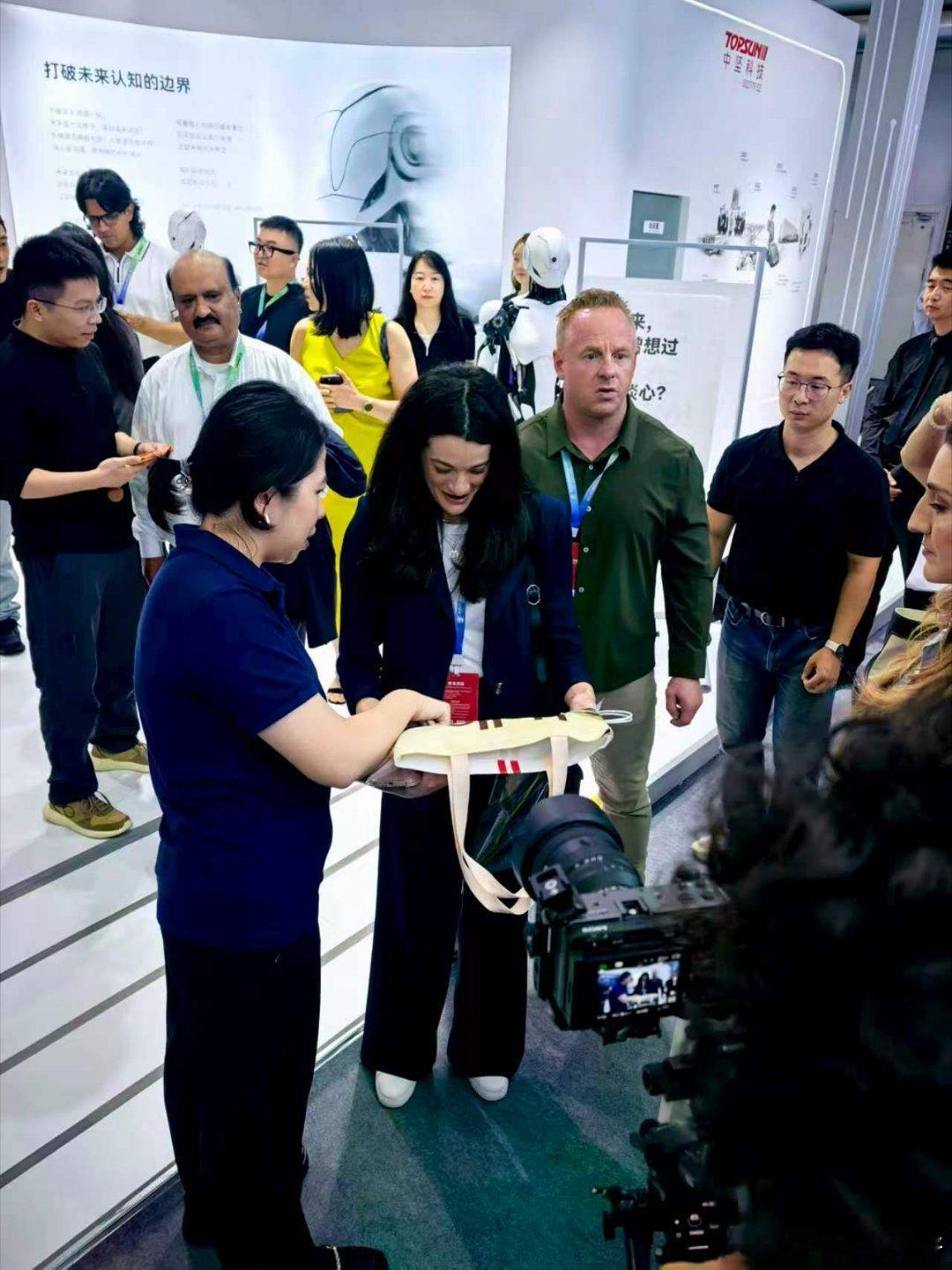 #黄仁勋女儿现身WRC#WRC作为重要的科技交流展会，Madison Huang来华参与对话，理性看待行业会面，期待人形机器人早日实现商业化落地。 ​