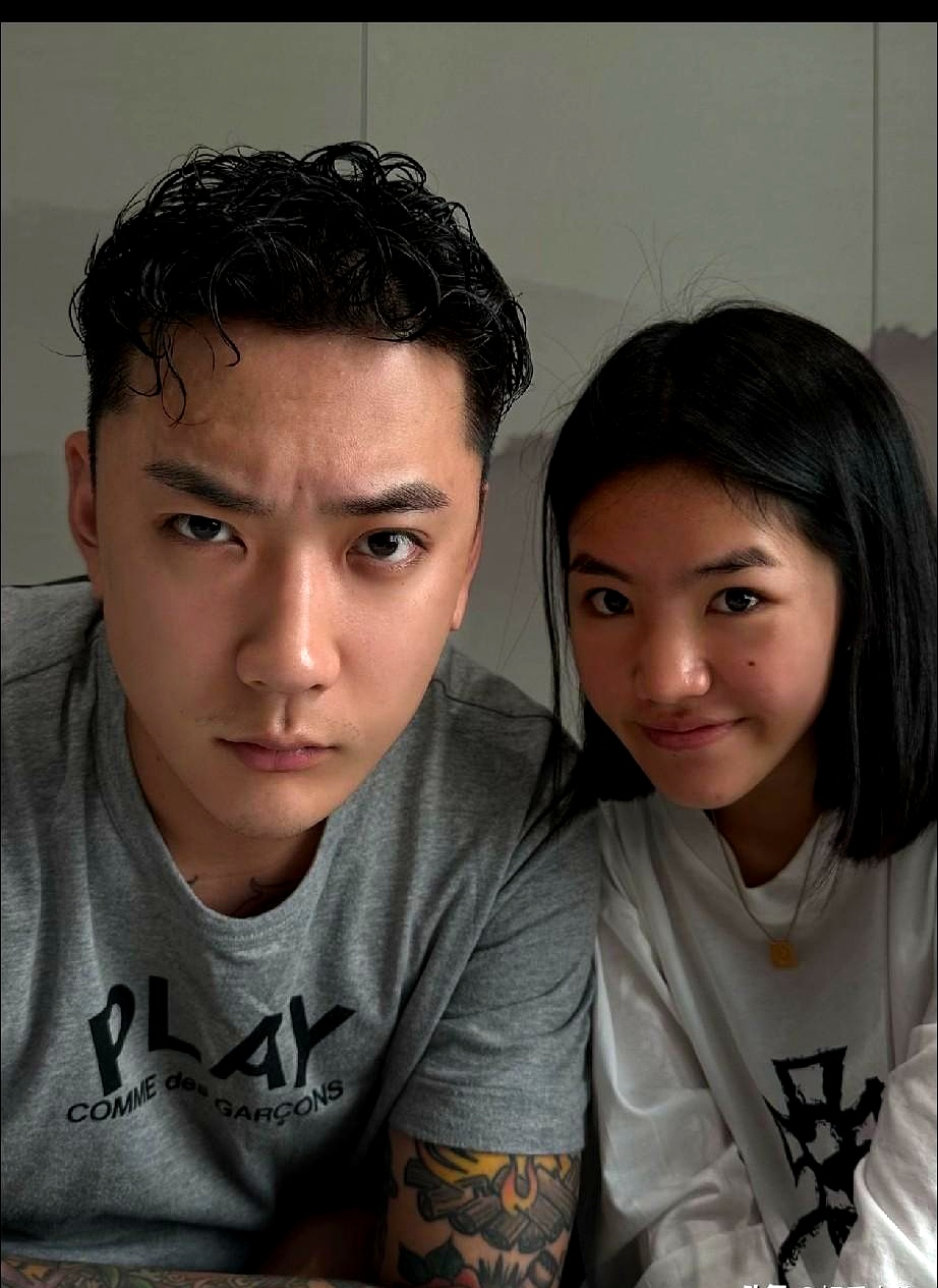 大号停了半个多月，李勒优自己搬出去租房住，转头在小号发手势舞，评论区里干干净净，谁也不提家里那摊事
 

崔晋还在采访里咬定没闹僵，把矛盾轻描淡写成被放大的琐事。可当初直播里晋妈一句“那不有流量吗”，她脱口而出的那句“那骂的是我”，早就把底裤给扯下来了
 

流量和带货收益进了谁的兜，外人算不清，但