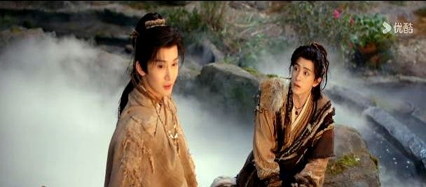 看《师兄太稳健》，差点被“华日天”这个搞笑名字骗过去。

刚出场时，他跟李长寿混在一块，看着普普通通。逢人报出名号，还总透着股莫名其妙的喜感。

直到他跟敖乙搭上话。那几句看似平常的闲聊，话里话外透出的信息量，压根不是普通修行者能有的。

再把“日”和“天”这两个字上下叠在一起看看。

这哪是什么搞