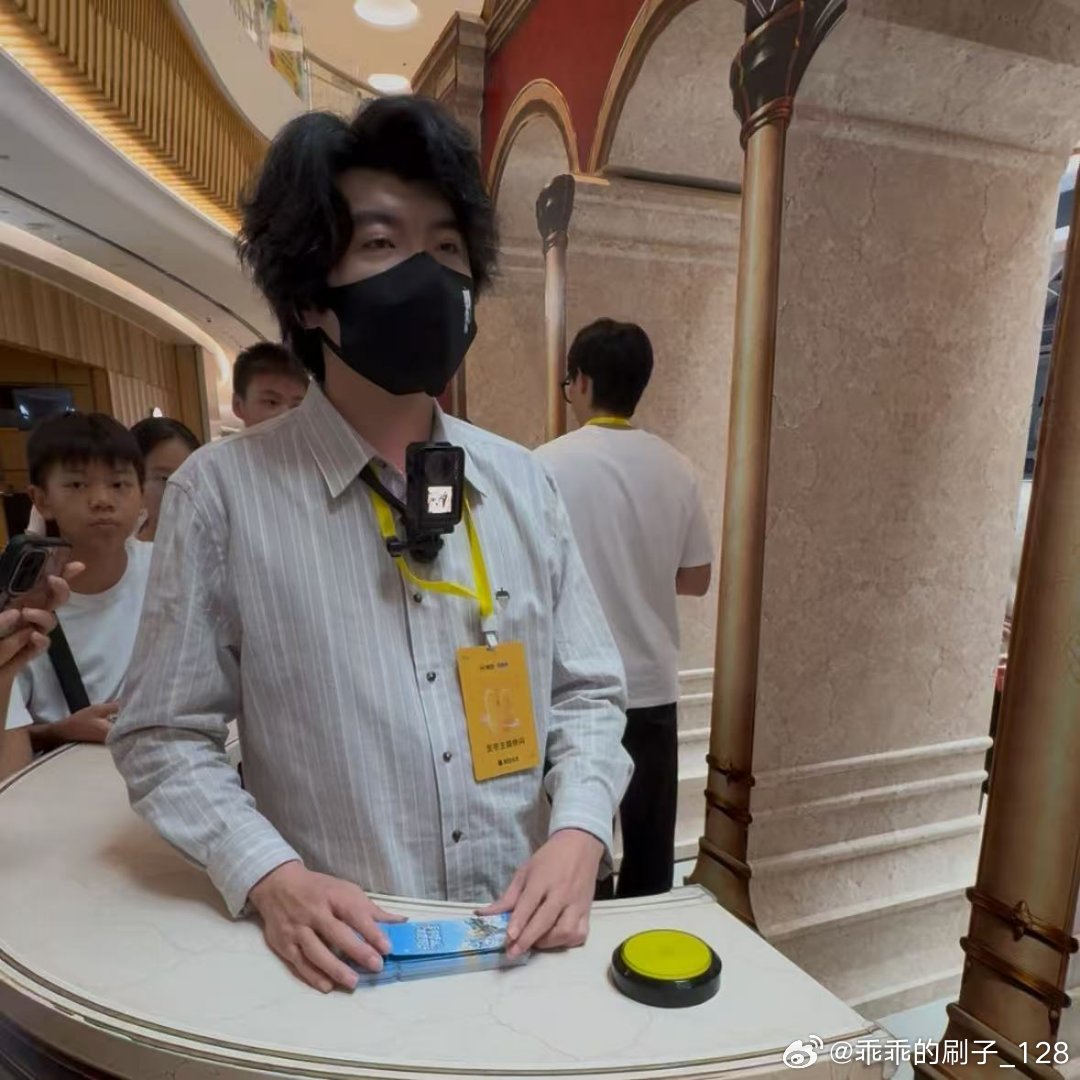 #原来内向的人都是这样交朋友的#i人线下的真实写照莫过于此，看见喜欢的博主满心欢喜，真正碰面之后却又怯于开口，只能在一旁默默观望。活动到8月27号，上美团，搜「至冬已至」解锁更多惊喜福利，线下打卡可以收获周边，各类消费行为都能积攒融冰值[太开心] ​