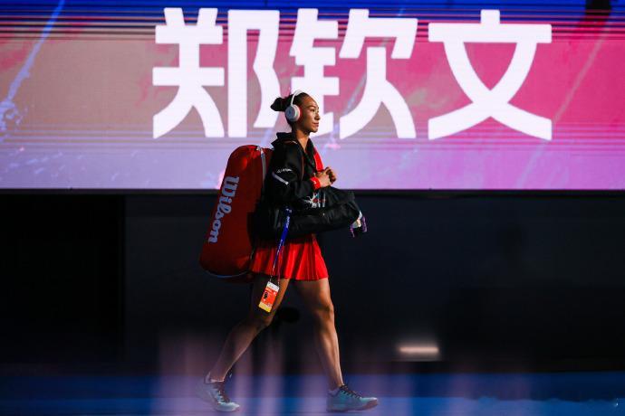 中网今天19：30进行郑钦文vs安德列娃最后决赛

安德列娃是一个聪明的防守+反击球员
她在防守上的总体能力很强，出色的身高，很长的双腿双手。
当对手进攻能力太强，对她运动能力要求太高的防守，她能很聪明的让问题变的更简单，让她的防守能力达到一个更高的水平 。
 她的防守很难回合数太少，很多比赛 ​
