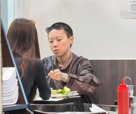 跟张一山三年，连一张公开合照都没混上；跟窦靖童遛了两次狗，却直接遛进了王菲的朋友圈。

大家只看到宋妍霏“不要京圈少爷”，却没算清这笔账：张一山能给她的，只有偷偷摸摸的绯闻和一个“前女友”标签；而窦靖童能给她的，是王菲的背书、顶奢品牌的资源和时尚圈的红毯。

到底是单纯合得来的朋友相处，还是掺杂别的