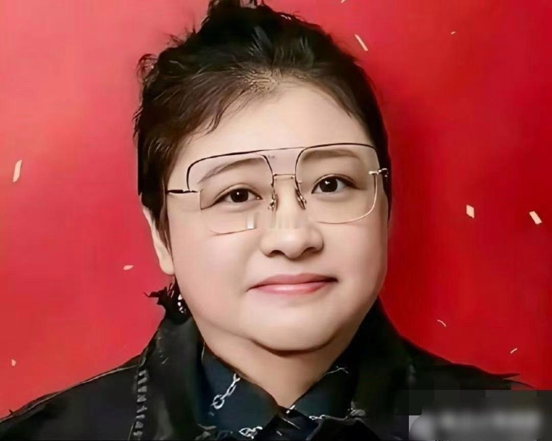 韩红自称以前是校花，我本来不信的，结果一看她18岁军装照，对不起，是我有眼无珠 ​