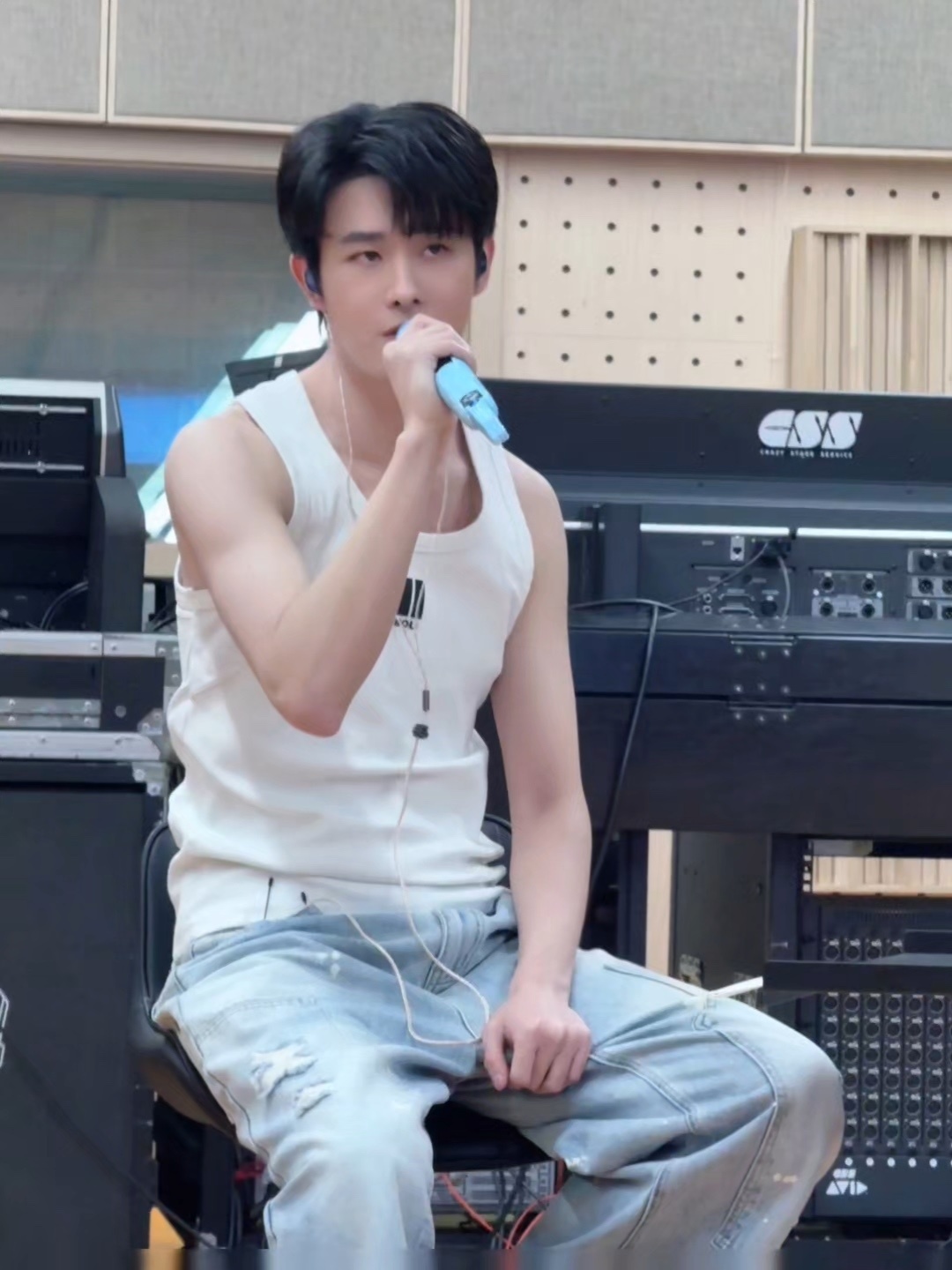 #田嘉瑞[超话]# 各位VVVIP特权已生效！抢先解锁歌手瑞的练习室碎片🧩更多精彩瞬间✨，敬请期待#田嘉瑞南京江豚音乐节# 舞台时刻。 ​