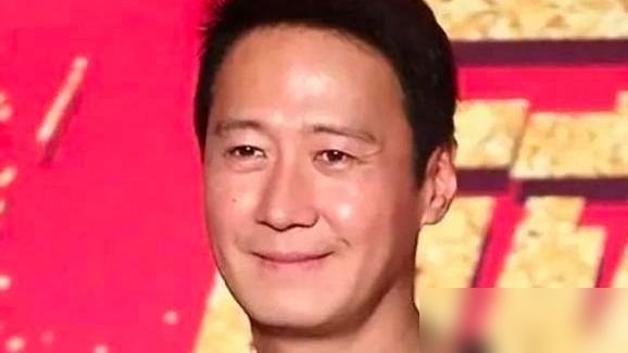 59岁黎明红馆开唱，送给全场一万多人每人一根红萝卜，这操作也就他干得出来。
唱到一半，台下有眼尖的粉丝发现，阿Wing带着女儿就坐在人群里，没去包厢，没带保镖，跟普通观众一样举着那根萝卜。全场大合唱的时候，她跟着晃，女儿骑在她腿上啃手指。
回头看他这大半辈子，李嘉欣、舒淇、乐基儿，哪一段不是港媒