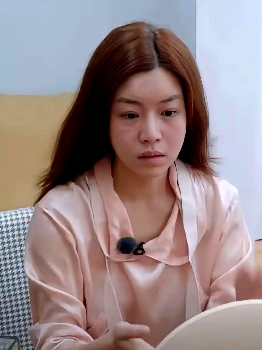 42岁的女明星陈妍希，直接顶着大素颜回台湾过年吃水饺了。

她在社交平台发了自己吃饺子的照片，一点妆没化。后来去现场看音乐节目直播，也是素面朝天戴个帽子就坐在观众席里。

脸上能看出真实的生活痕迹，完全没有那种精修图里吓人的零毛孔。别人笑她是“小笼包”，她自己也跟着乐呵呵地拿这事开玩笑。

网友看了