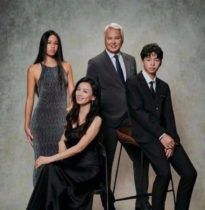 张庭长得那么甜美，那么好看，可惜女儿没有遗传到她的基因，女儿长相遗传爸爸，儿子长得帅，像妈妈多点，估计儿子长大以后会更帅。一家人在一起真是幸福，美满温暖。