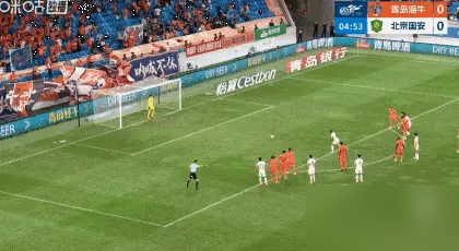 北京国安又一次把青岛海牛送走了，3-0，一点没留手。赛后评论区全是降级判官上班了。
这场球踢得挺狠，法比奥进俩，塞尔吉尼奥补一个，海牛连败到第十场，提前三轮锁死降级名额。有意思的是，整整13年前，国安也是1-0把还是青岛中能的海牛踹进中甲，历史就是换个赛季重播一遍。
再往前翻，南通支云、梅州客家