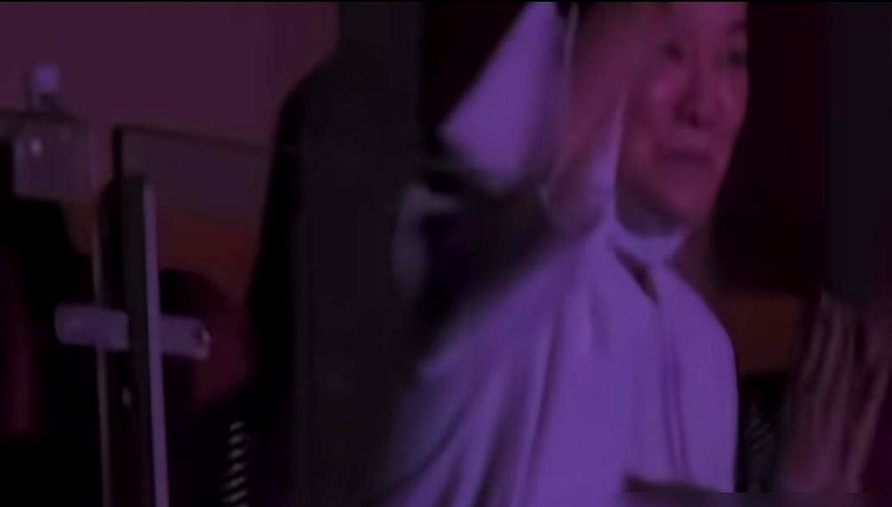 万人演唱会上，那英抓着麦克风，冲着台下脱口而出：“毛三儿！”全场瞬间炸了锅。

被当众掀老底，换别人早黑脸离席，台下的毛阿敏却笑得前仰后合。外界传了半辈子“谷建芬偏心毛阿敏，冷落那英”，其实老太太心里明镜似的。

当年毛阿敏连拿两个季军，谷建芬指着她鼻子打趣，这“毛三儿”的铁帽子一扣就是几十年。老太