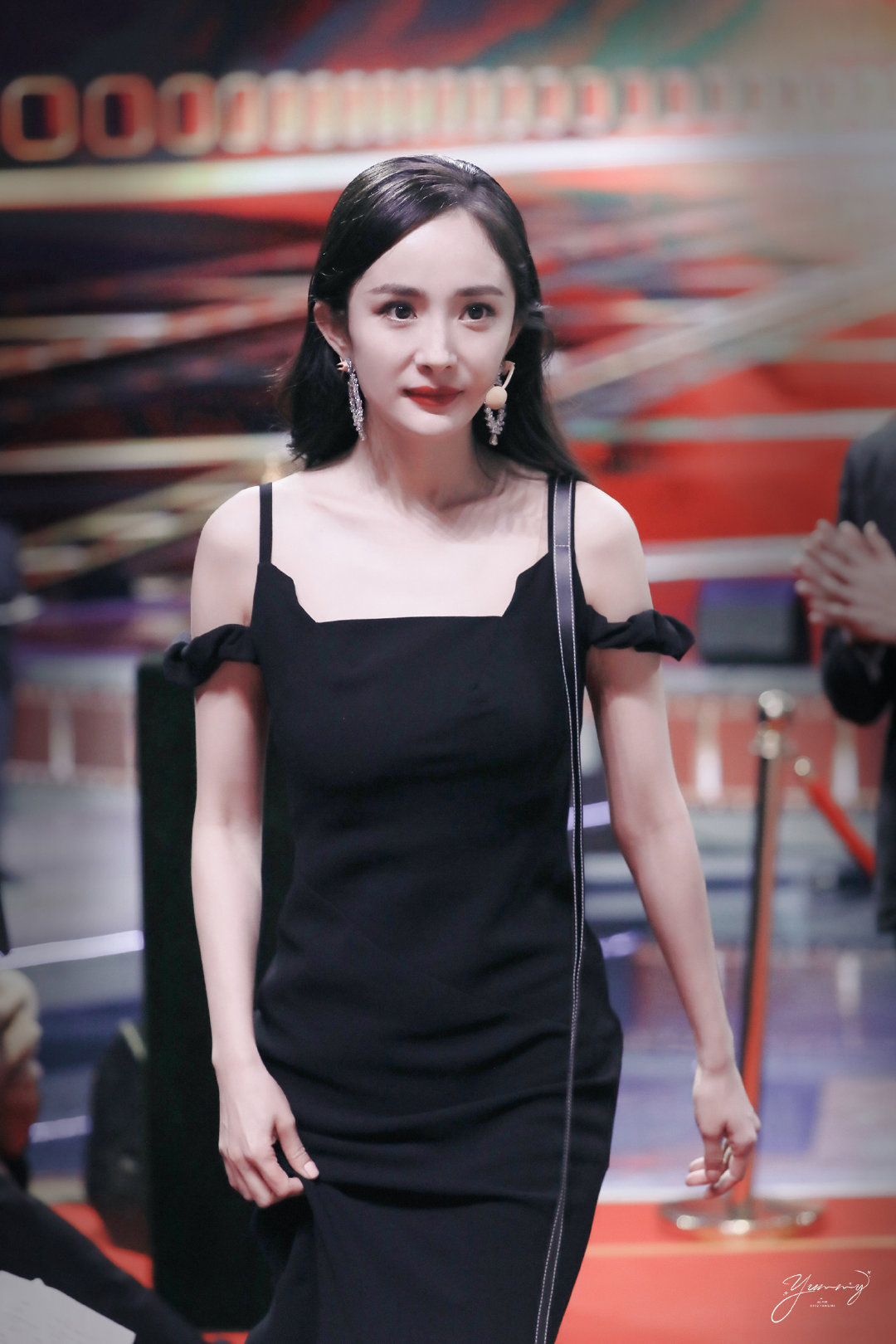 #杨幂# 中国电影华表奖，和谢霆锋颁奖，身着Loewe。 ​