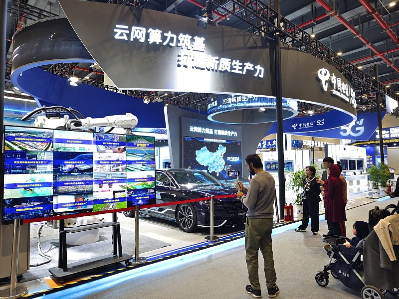 2024巴黎车展上欧洲观众扎堆围堵中国车展台，不少人打破此前“廉价模仿”的刻板印象，既惊叹智能座舱、长续航的亮眼表现，也夹杂着本土产业受冲击的复杂心绪。