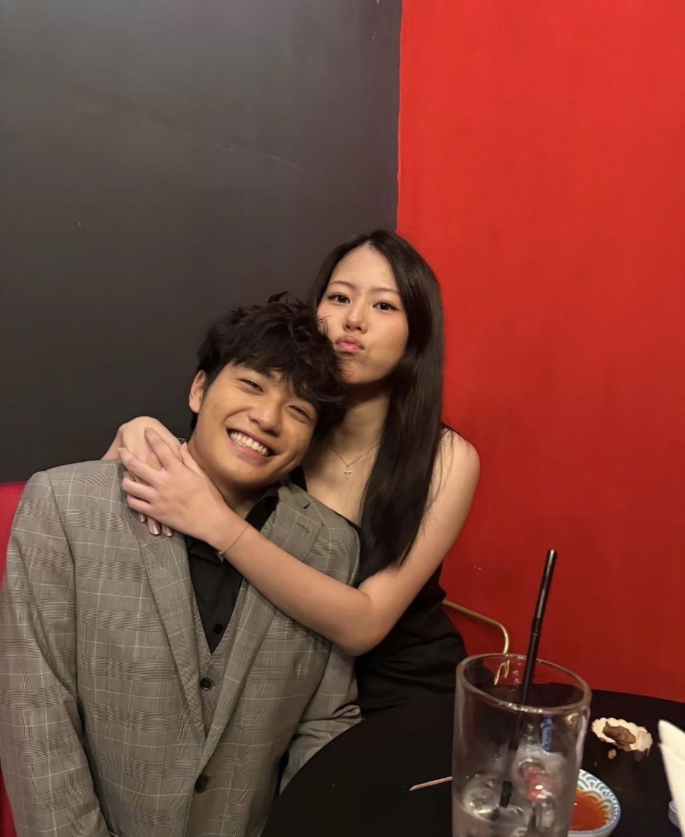 8月21日，曹格儿子Joe18岁生日。
在社交平台上公开表白女朋友，还幽默的标注已经成年。
Joe的女朋友是韩国人，吴速玲吐槽儿子是个超级恋爱脑，自从与女友热恋后，大大小小纪念日都要庆祝。

包括在一起一百天纪念日，还有满月纪念日，两月纪念日，吐槽一天到晚都在过节，为了陪女友过纪念日电话打到凌晨12
