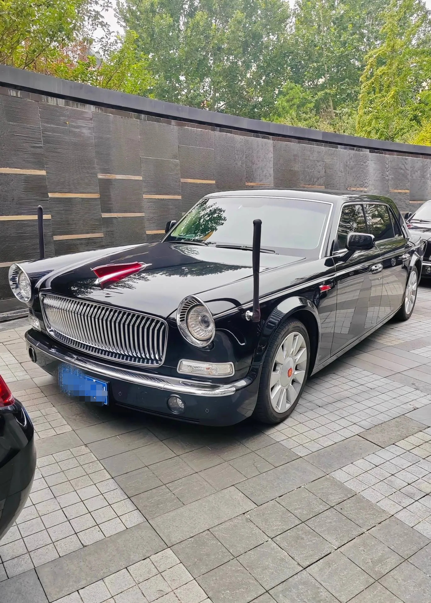 晒图笔记大赛这才是中国的顶级排面，有幸遇见[赞]
🇨🇳红旗L5｜属于中国人的殿堂级座驾
气场拉满的国产旗舰，复古圆形大灯，中式直瀑格栅，车头那一抹红色立标，庄重又大气。
不只是一台汽车，更是大国风骨与中式美学的具象体现。
一身漆黑，自带从容威严，一眼便是东方的仪式感。
红旗L5