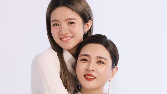 收养十年，换来一句不干活只玩拼豆。晋妈直播间当众数落李勒优，连面馆生意不好也怪她没去店里当招牌。
当年那个红河山里的姑娘，如今住大连、穿名牌、读大学，哪一样不是崔家给的？可转头看看崔晋的短视频，从带货到开面馆，镜头里永远有李勒优。她一露面，评论区就炸，流量就来了。
说白了，一个是真金白银养出来的