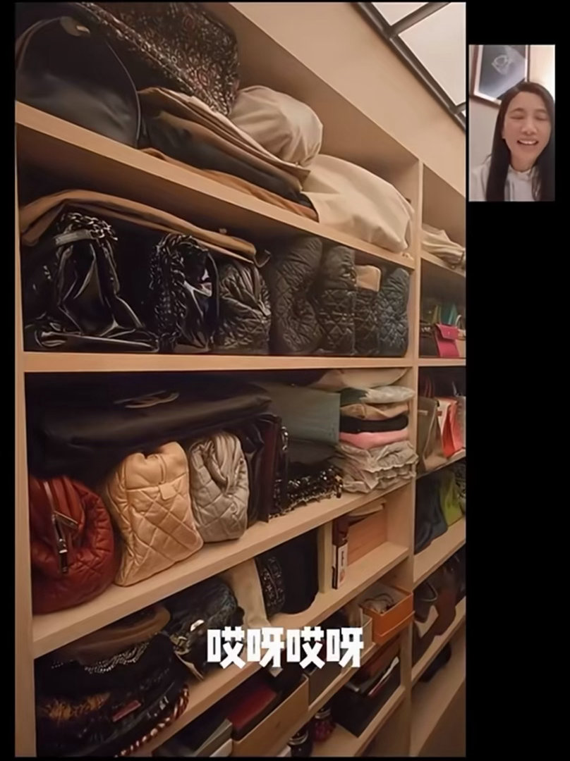 #向太跟袁咏仪视频展示满墙的爱马仕# 番茄炒蛋三拼色铂金包色彩亮眼，已经停产绝版，属于可遇不可求的定制珍藏，收藏价值很高。 ​