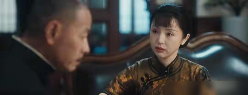 董璇演宋美龄，被骂到换台，转头就牵着小11岁男友机场秀恩爱，还签了份“防渣协议”。
央视八套《征途》一播，弹幕炸了。观众说这气质哪像宋美龄，撑不起那个场子，选角跟闹着玩似的。
可戏外的董璇，日子过得比剧本还精。9月3号，她跟张维伊十指紧扣走机场，一点不避讳。上《毛雪汪》直接摊牌：本来约好只谈恋爱
