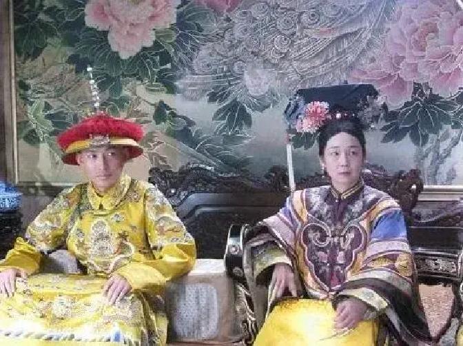 1900年初，慈禧决意废掉光绪，她召集近支王公贝勒、军机大臣、六部尚书、内务大臣等人开会，开篇便提出废掉光绪，另立新帝。然后又提出被废的光绪要如何处理，是不是可以仿照明英宗复位后，将景泰帝贬为诸侯王的例子？

世续坐在内务大臣末位，听见有人接话：“景泰帝例可以照办。”慈禧点了点头。殿里没人再出声。世