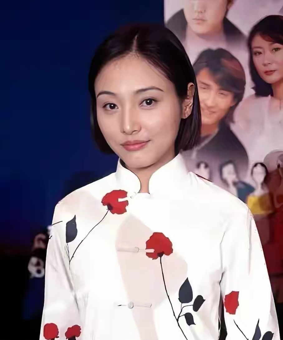 2003年，导演邀请张延出演《粉红女郎》的“男人婆”何茹男，但她直接拒绝:“我没演过轻喜剧，怕驾驭不了。”但导演却很看好她:“你这张大饼脸，没人比你更适合这个角色了。”
 
但张延还是摇头拒绝。
 
张延是港剧最美的大饼脸，脸型轮廓舒展大气，五官端正大方，自带端庄的氛围感。
 
她不靠巴掌小脸取胜，