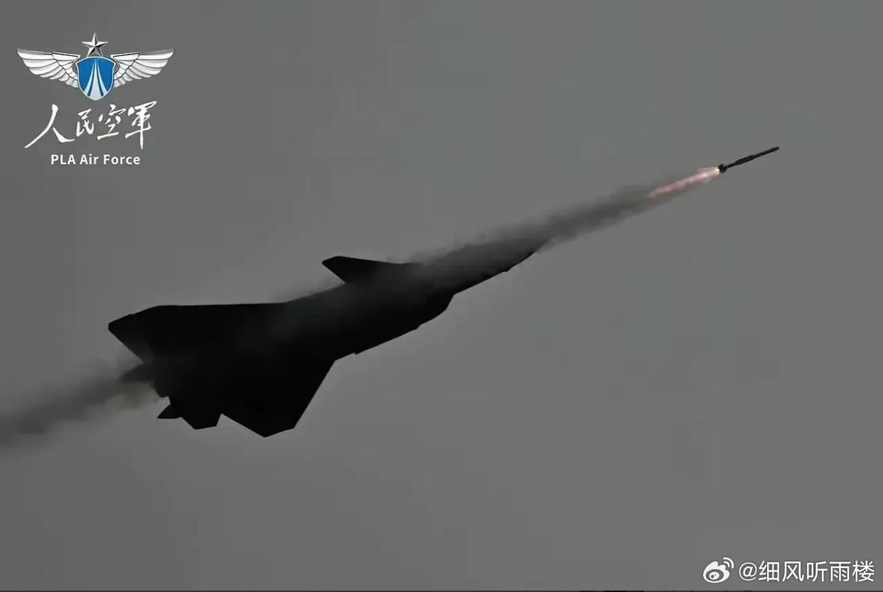 歼20发射导弹！歼20主弹舱携带4枚霹雳 -15（PL-15）中远程弹‌，侧弹舱则可以携带2枚‌霹雳 -10（PL-10）近距格斗弹‌。‌‌#每天早起打卡# ​
