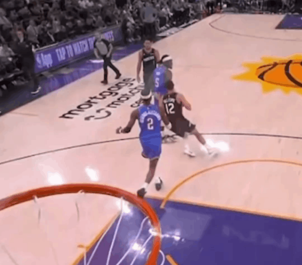 亚历山大抢断布克，面对太阳队三人合围打停太阳。得分后的亚历山大对着雷霆...